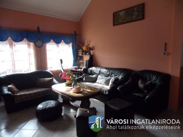 Igényes családi ház plusz 3 db. apartman!