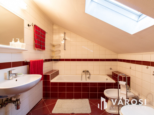 ELADÓ ipari ingatlan 4 db lakással és 2 db műhellyel!