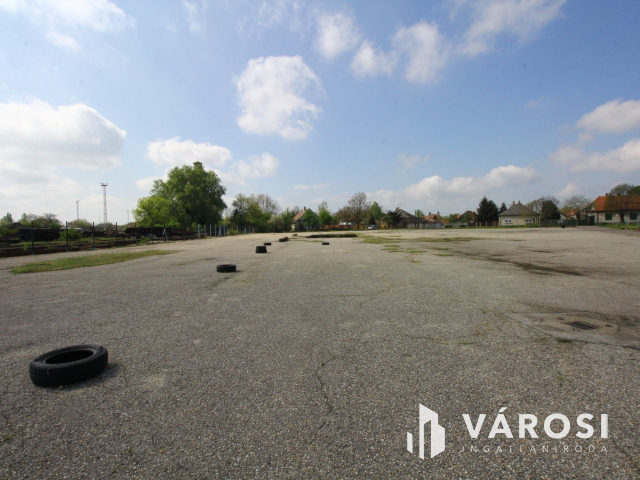 Szentesen a vasút állomásnál.