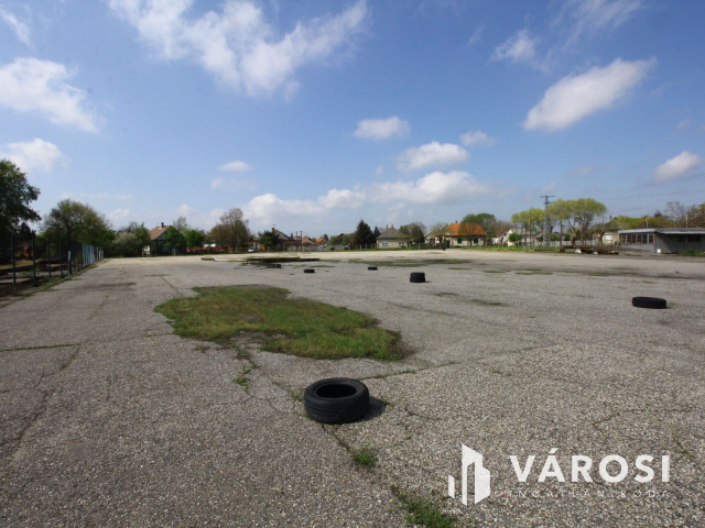 Szentesen a vasút állomásnál.