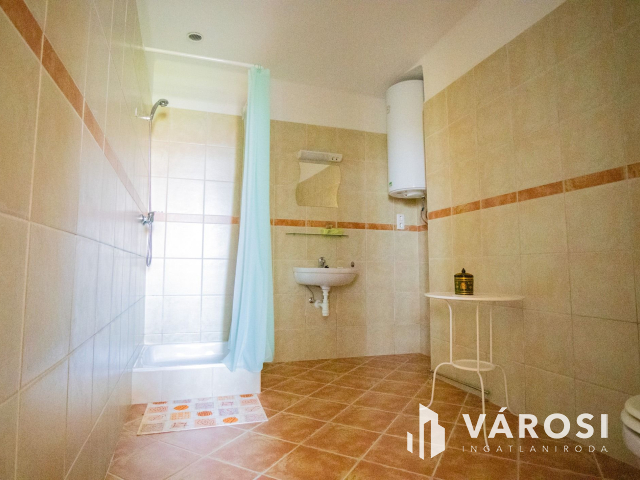 Részben felújított nemesi kúria, udvarház!