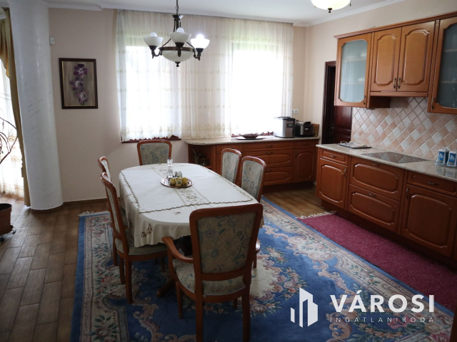 Exkluzív kétgenerációs családi ház Móra városrészen!