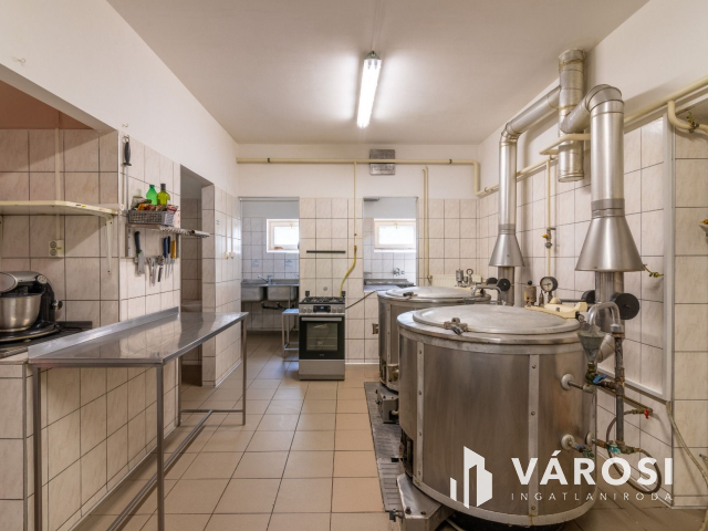 Két szintes családi ház étteremmel, lakás beszámítással