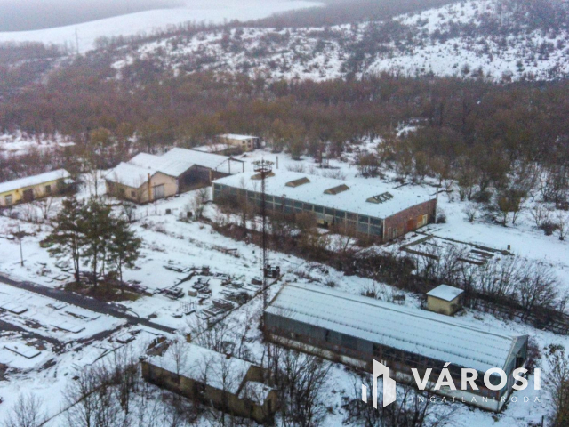 10,7 hektár ipari terület, épületekkel eladó Bátonyterenyén!