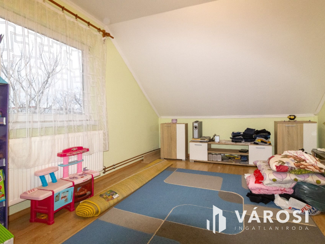 Újszerű, tetőteres téglaház az Almáskertekben