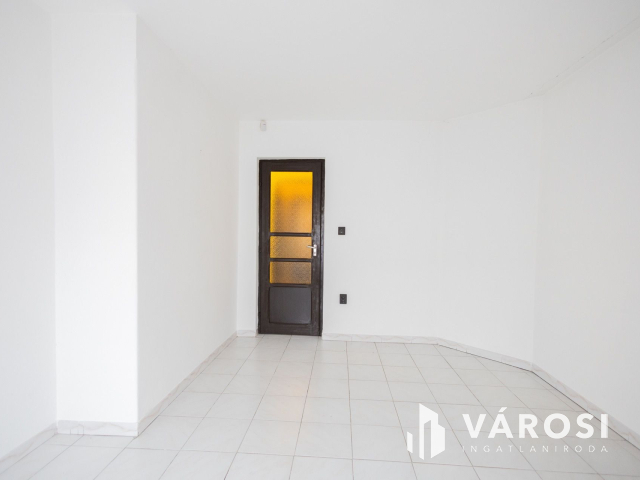 Jó lokáció, sok szoba, nagy telek