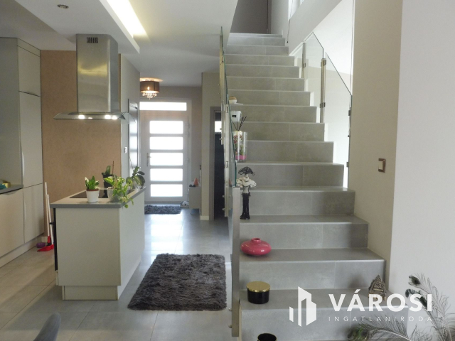 Újszegedi N+4 szobás ház medencével eladó!