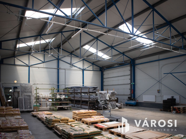 Kiváló csarnok aszfaltozott út mellett kiadó