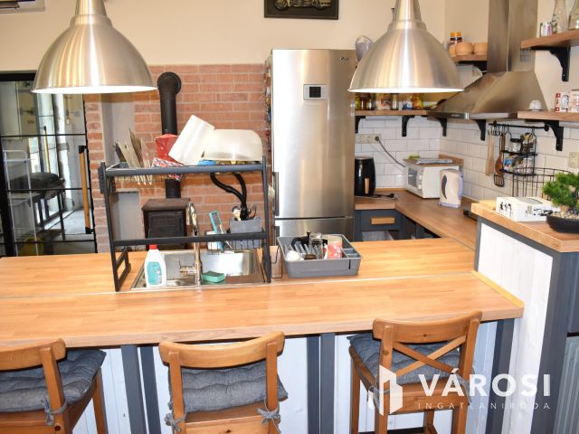 Eladó raktárépület!