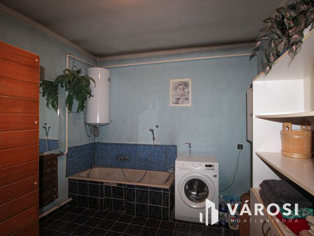 Két generációs négyszintes családi ház Jaminában