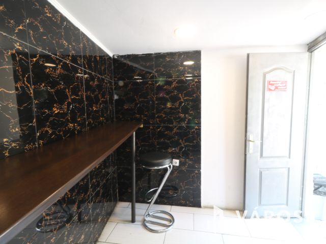 Mars téren Gyros-os bűfé, eladó.