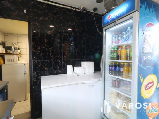 Mars téren Gyros-os bűfé, eladó.