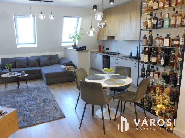 Újszeged legkedveltebb utcájában,minőségi szép lakás eladó.