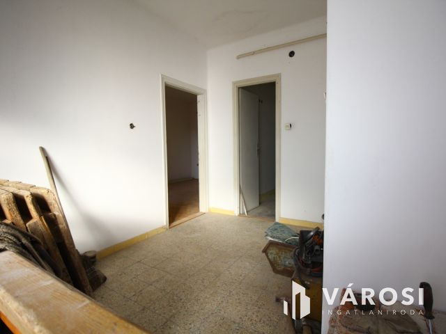 Orosházán, belvárosi kétszintes családiház