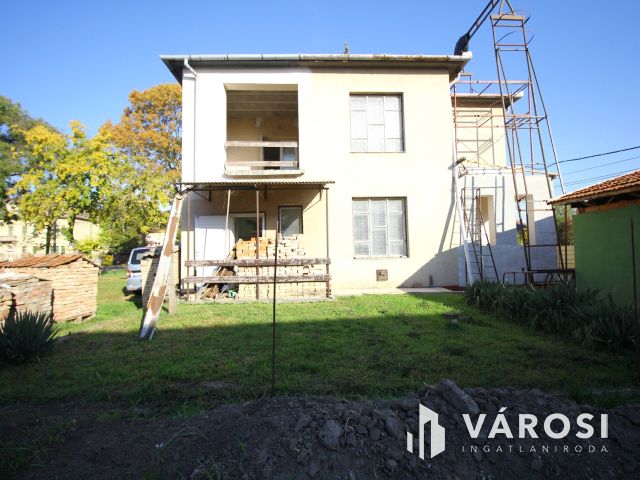 Orosházán, belvárosi kétszintes családiház