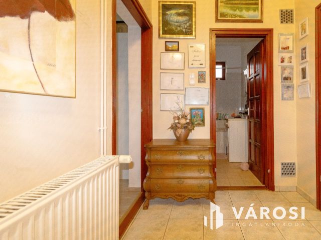 Masszív, kényelmes családi ház Gyulavári központjában