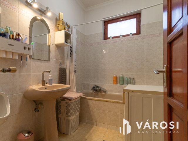 Masszív, kényelmes családi ház Gyulavári központjában