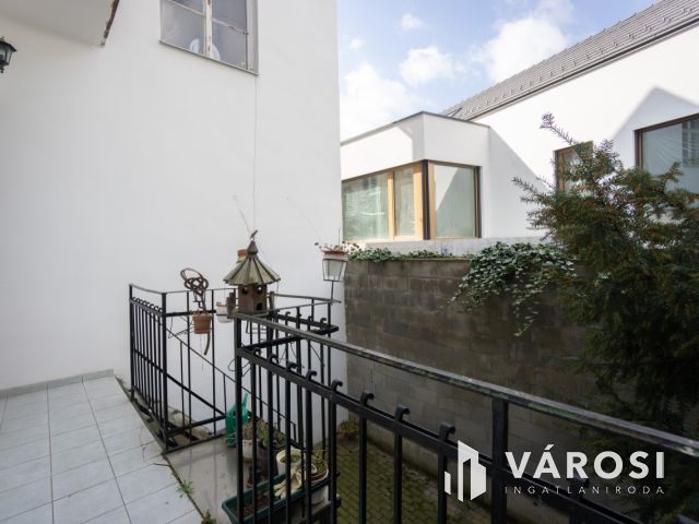 Nagypolgári villa jellegű ház, két önálló lakással