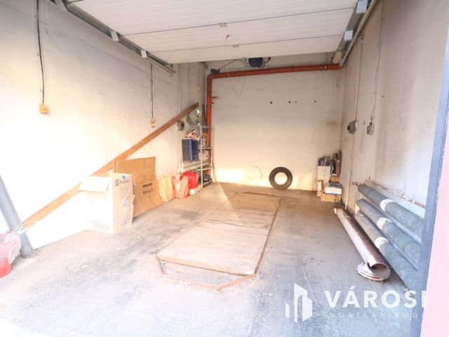 Belvárosi garázs , a Szilágyi utcában eladó.