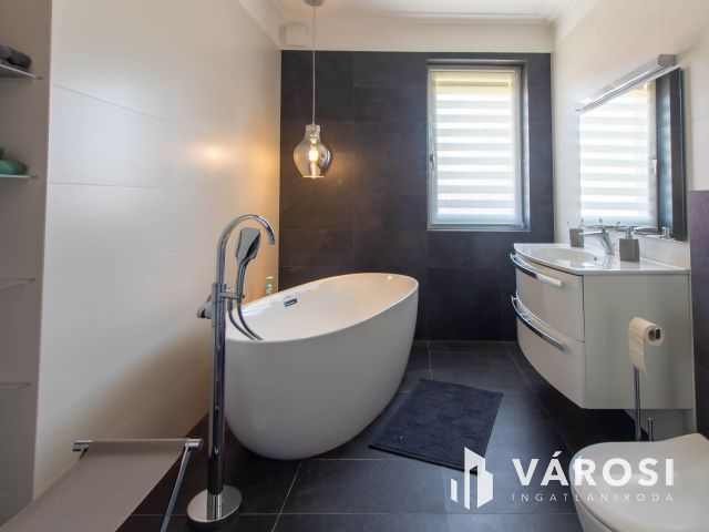 Mediterrán luxusvilla Érd Fenyves-Parkvárosban