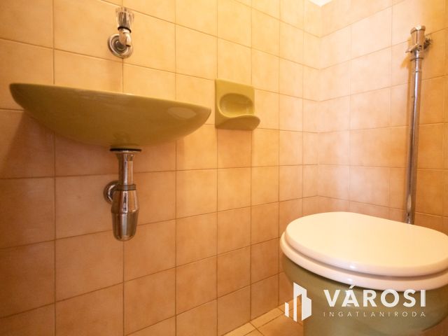 Jó elrendezésű belvárosi sorház kedvező áron