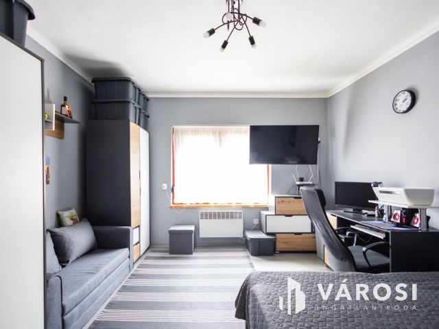 Praktikus elrendezésű ház parkosított kerttel a belvárosban