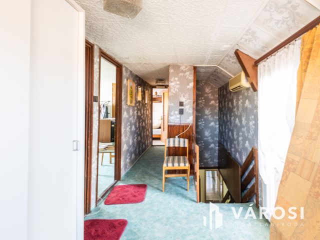 Nagy alapterületű, jó elhelyezkedésű ház az újváros elején