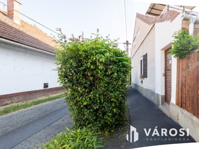 Nagy alapterületű, jó elhelyezkedésű ház az újváros elején