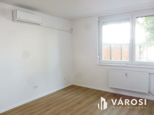 Igényes kis lakás üzleti tevékenységre kiadó.
