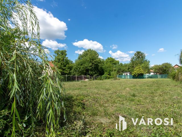 Saroktelek, fejlődő lakókörnyezetben Tinnyén eladó !