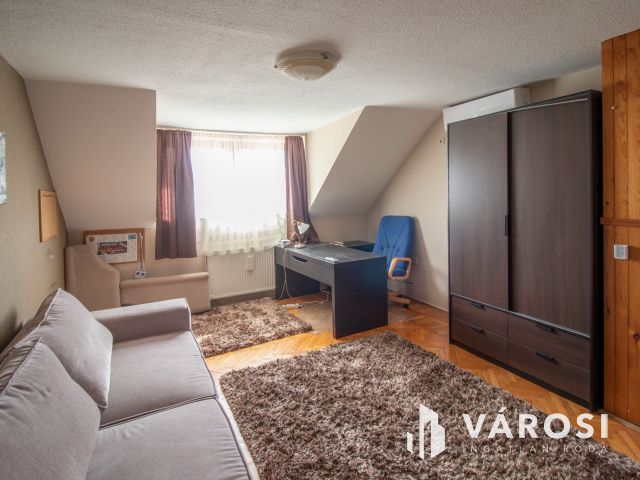 Eladó sorház saját udvarral és garázzsal