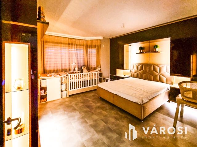 Modern stílusú ikerház, egyedi bútorokkal a belvárosban