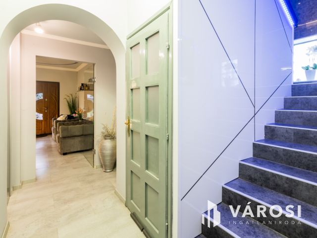 Modern stílusú ikerház, egyedi bútorokkal a belvárosban