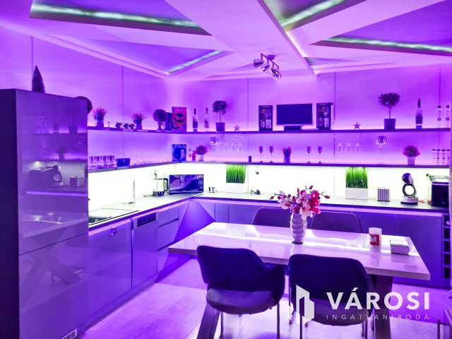 Modern stílusú ikerház, egyedi bútorokkal a belvárosban