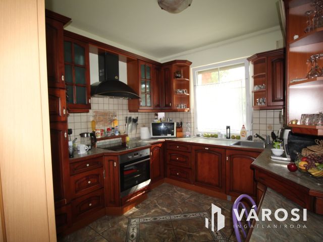 Vállalkozás és lakás a határ mellett.