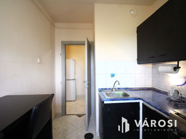 Orosházán a belvárosban 3 szobás panelt kínálok.