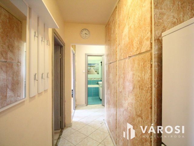 Orosházán a belvárosban 3 szobás panelt kínálok.