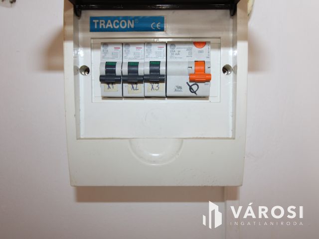 Szerelőaknás, padlásteres garázs Gyulán, a Törökzugban.