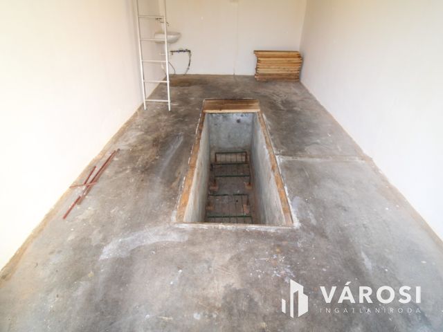 Szerelőaknás, padlásteres garázs Gyulán, a Törökzugban.