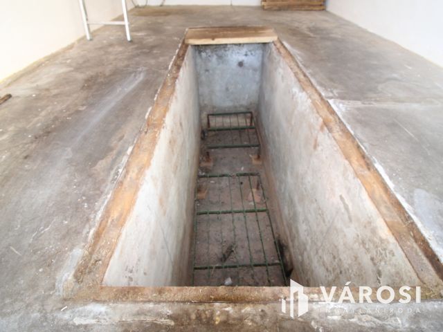 Szerelőaknás, padlásteres garázs Gyulán, a Törökzugban.