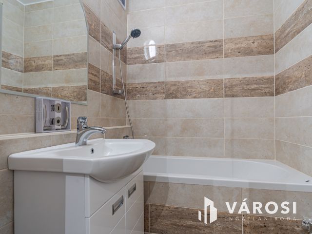 TELJESEN FELÚJÍTOTT LAKÁS AMERIKAI KONYHÁVAL TARJÁNBAN