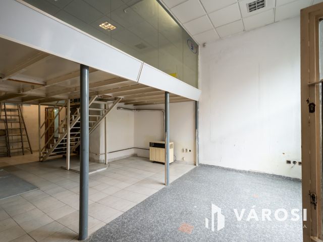 Utcai bejáratos, fém galériás iroda eladó