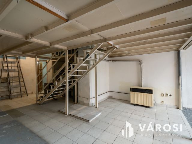 Utcai bejáratos, fém galériás iroda eladó