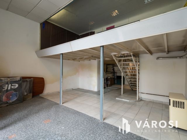 Utcai bejáratos, fém galériás iroda eladó