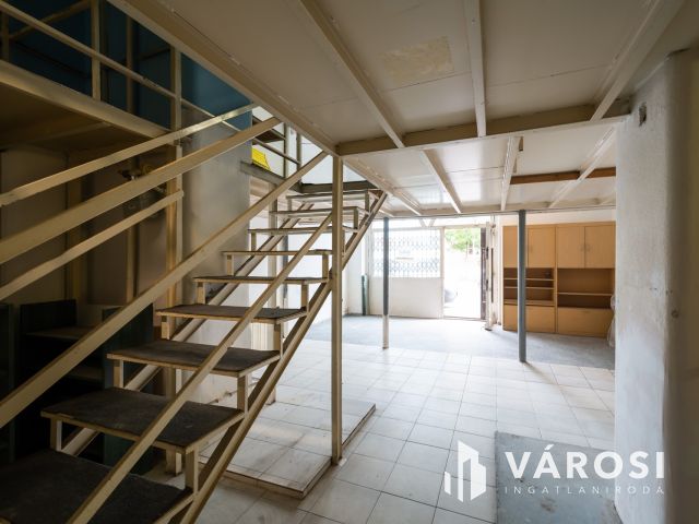 Utcai bejáratos, fém galériás iroda eladó