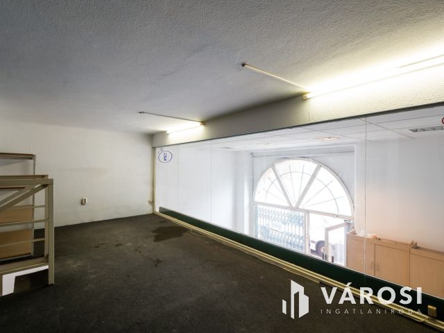 Utcai bejáratos, fém galériás iroda eladó