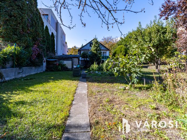 Ikerházfél, takaros kerttel Óbudán