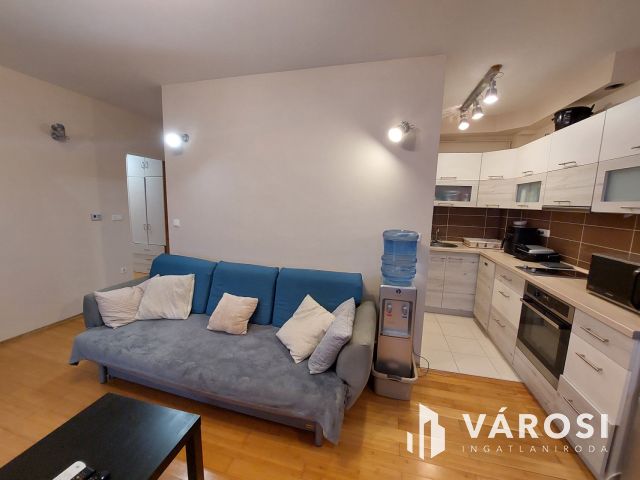 Csinos tégla lakás, autóbeállóval.