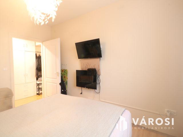 Csinos tégla lakás, autóbeállóval.