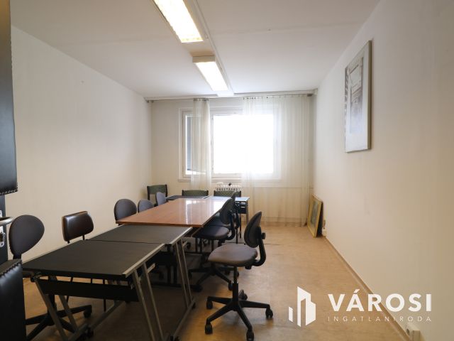 Belvárosi irodák, a Szilágyi utcában eladók.